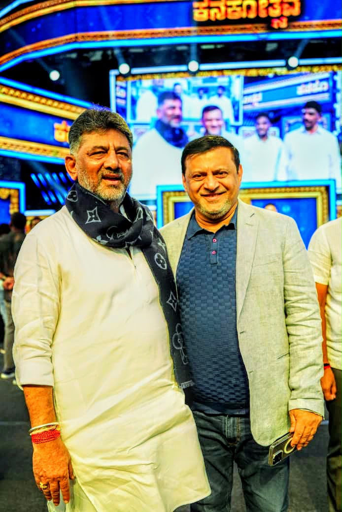 Deepak Thimaya with D. K. Shivakumar on a television stage